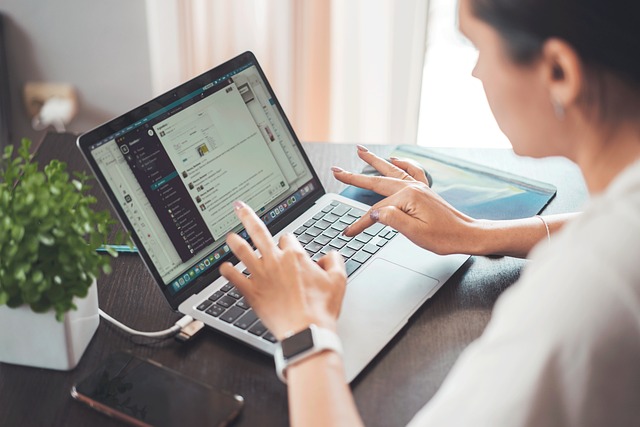 Gehaltsvorschuss online: Wie funktionieren moderne Anbieter?
