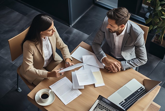 Gehaltsvorschuss beantragen: Muster & Tipps für das Gespräch mit dem Arbeitgeber